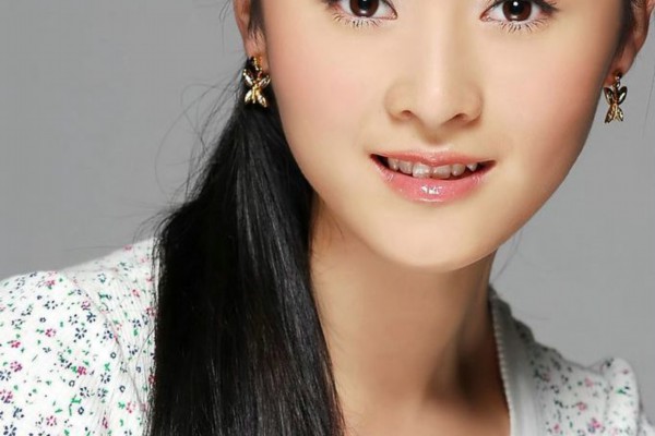 The host winked at the audience and then invited Shen Xinyu to the center of the stage, because all three of his audience were familiar with or knew that Shen Xinyu was a stranger and should be a newcomer in the circle.